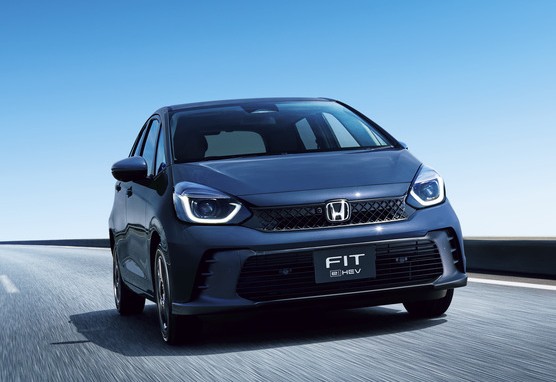 HondaKurumaTL's tweet photo. 【本日発表！NEW FIT】

「Z」タイプが新たに仲間入り！
スポーティーに進化したデザイン
優れた走行性能
見晴らしのよい運転視界
ゆとりある室内空間

—— これまでのFITのよさはそのままに、さらに充実した一台になりました。

詳しくは⬇️
https://t.co/md8schLdJh

 ＃Honda
＃FIT https://t.co/GwWVXpyEiM