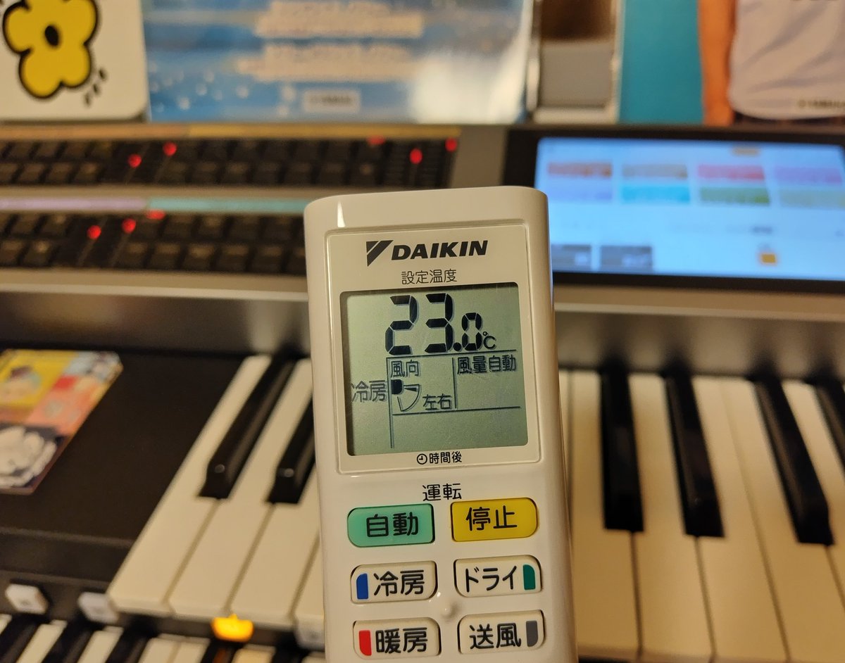 chie11515's tweet photo. 本日は日中32℃…🥵
夜なら少しはマシかと思い部屋に入ったら空気がほぼ日中のまま😵‍💫

エアコンもっと温度下げようかな…🐧
弾くと熱くなるし……程々にだね🙃 https://t.co/LwPmHHZmf3