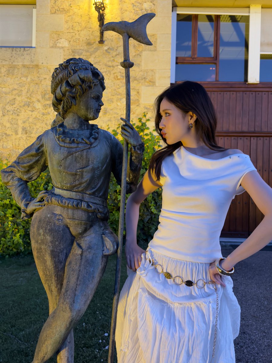 caspianKY28's tweet photo. Our P'jane still loves taking photos with statues so much 🤓

#janeeyeh https://t.co/k3qMCZuagD