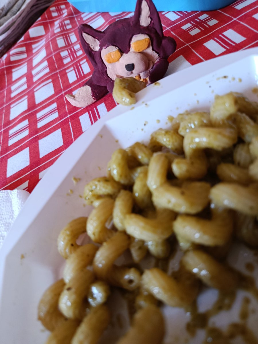 _MrsVinsmoke_'s tweet photo. Stealing the pasta with pesto 
#valkoinglobalservers
#Valko #BringBackValko #VALKOGIRLIES #ValkoGlobalReleas #Valkyrieneverstop #LadsGiveValkoBack #LADSAoYin #Valkoback https://t.co/OCTLxzhfmi