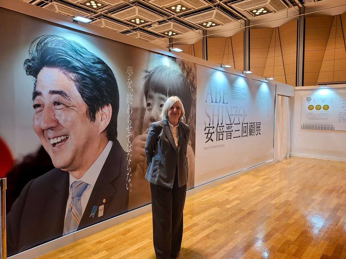 ambafrancejp_jp's tweet photo. フランスは安倍晋三氏の遺徳をしのびます。

フランスの友人である安倍氏は、マクロン大統領とともに、自由で開かれたインド太平洋に向けた共同行動の基礎を築き、日仏の特別なパートナーシップの深化に大きな役割を果たしました。

安倍氏のご命日にあたり、安倍昭恵氏と近親者の方々のお気持ちを察しつつ、あらためて心よりご冥福をお祈りいたします。