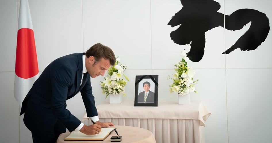 ambafrancejp_jp's tweet photo. フランスは安倍晋三氏の遺徳をしのびます。

フランスの友人である安倍氏は、マクロン大統領とともに、自由で開かれたインド太平洋に向けた共同行動の基礎を築き、日仏の特別なパートナーシップの深化に大きな役割を果たしました。

安倍氏のご命日にあたり、安倍昭恵氏と近親者の方々のお気持ちを察しつつ、あらためて心よりご冥福をお祈りいたします。