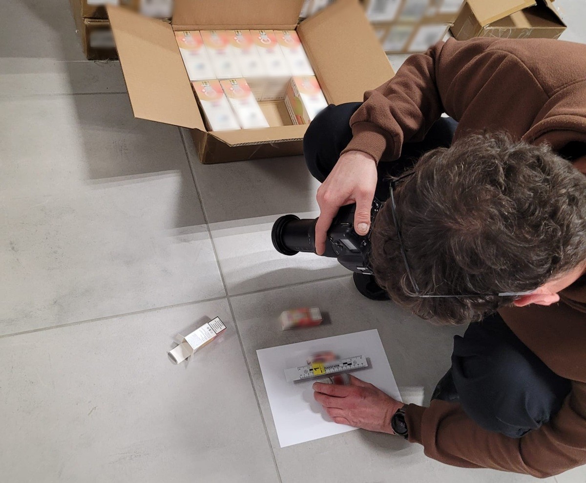 KAS_Lublin's tweet photo. 📢1,8 tys. szt. płynów do papierosów elektronicznych zabezpieczyli funkcjonariusze lubelskiej Służby Celno-Skarbowej.
Ujawnienie miało miejsce podczas kontroli wewnątrz kraju.
‼️Sprawca przyznał się do winy i dobrowolnie poddał się odpowiedzialności.

➡️https://t.co/A18ohntDDO https://t.co/a8FIKfcWRE
