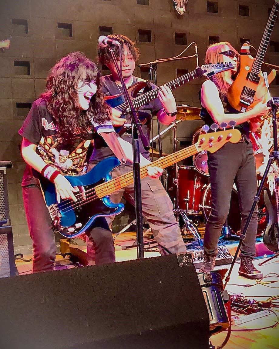 Odefest's tweet photo. イントロではあの名リフが会場に鳴り響き、サビでは客席のメタルヘッズも一斉に拳を突き上げ、「オーオーオー！」の大合唱！

4時間にわたるイベントは最高潮のまま幕を閉じ、出演した全バンドと観客のロック愛がひとつになって爆発した、第11回おでフェストの歴史に残る伝説的な幕引きとなりました！ https://t.co/yJdVnm5zHP