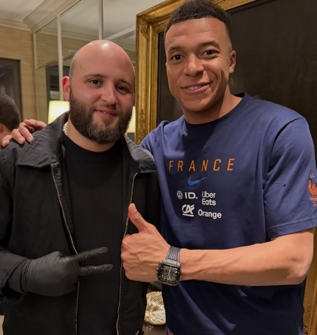 MadridSports_'s tweet photo. Muy curiosa esta historia del Mundial: cómo encontró peluquero Kylian Mbappé en Boston

El peluquero Coco Fernández recibió un mensaje de un número oculto: "Recibí un WhatsApp, me preguntaban si estaba disponible para cortar el pelo a alguien. Cuando llegué, vi que eran Dembélé y Mbappé"

"Intenté mantener la calma, pero me di cuenta de que les había cortado el pelo a los mejores jugadores del mundo. He peinado a muchas celebridades, pero nunca había visto ese nivel de seguridad. Mbappé le dijo a Hakimi que era buen peluquero, así que también atendimos a los jugadores de Marruecos"