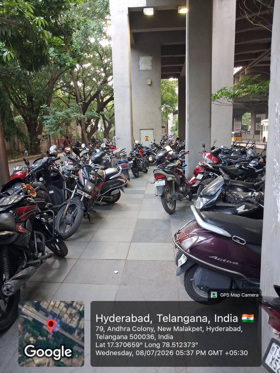 anjeev396's tweet photo. @ltmhyd @HMRLHydmetro @CVAnandIPS @HYDTP @cyberabadpolice @CYBTRAFFIC @GHMCOnline @TelanganaCMO this is the situation at musarambagh metro station ..parking at No Parking zone ..that too before Malkpet PS.. metro authorities take necesary steps about this issue.. https://t.co/eB88iIWJMN