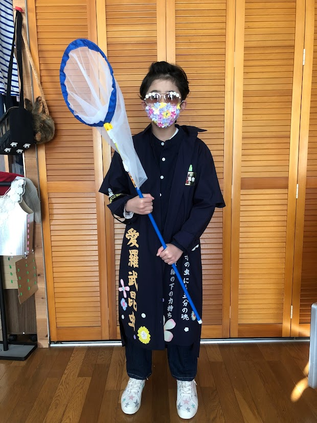 mghnsos's tweet photo. 昆虫大学に向けて、今年のオシャ虫は何作る？と計画中の我が家。入学から8年の歴史を振り返り中。

というわけで(どういうわけで？）、娘が大好きな昆虫ヤンキー先輩オマージュ@panchichi3 の特攻服の作り方を置いておきます。（4枚目の写真の男性はパパです）
https://t.co/fAiXkZWbkF https://t.co/N9mVqB9gs3