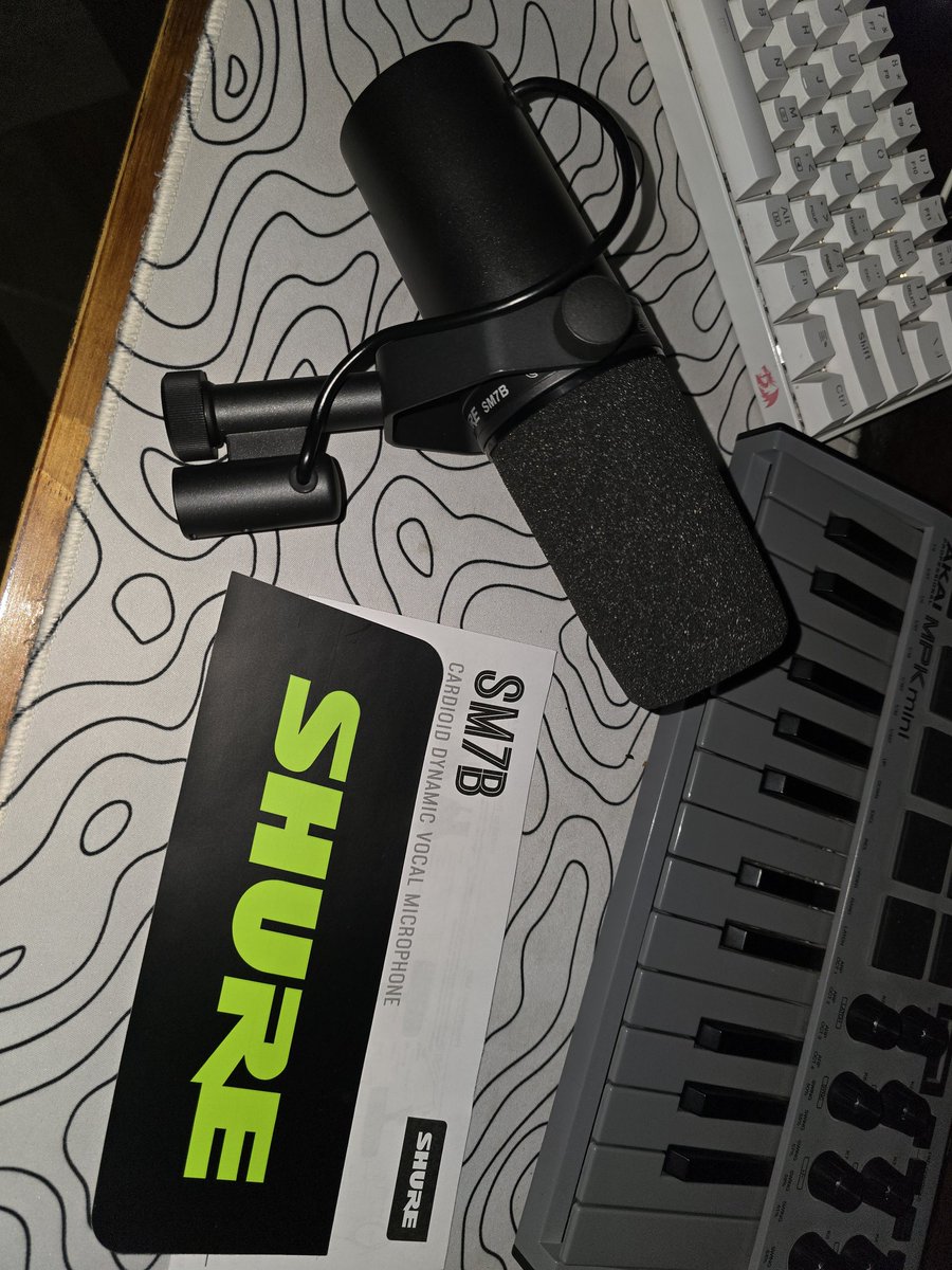 gendarmusic's tweet photo. Éste micrófono es demasiado caro pero al mismo tiempo, demasiado bueno y todavía falta que me llegue el preamp de linea Cloudlifter que cuesta una tercera parte del micrófono y los cables Mogami... no mms, demasiado dinero para sonar profesional xd https://t.co/P8LGJhlnAS
