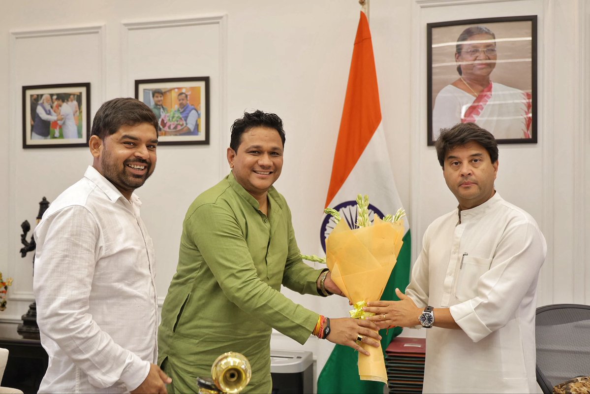 krishnaghadge's tweet photo. आत्मीय स्नेहिल मुलाक़ात …

आज दिल्ली स्थित मंत्रालय में भाजपा के वरिष्ठ नेता,हमारे आदर्श माननीय केंद्रीय मंत्री श्रीमंत महाराज ज्योतिरादित्य सिंधिया जी से आत्मिय शिष्टाचार मुलाकात की !

इस दौरान विभिन्न विषयों पर सार्थक संवाद कर मार्गदर्शन प्राप्त किया !
@JM_Scindia https://t.co/eTOXEu6k11
