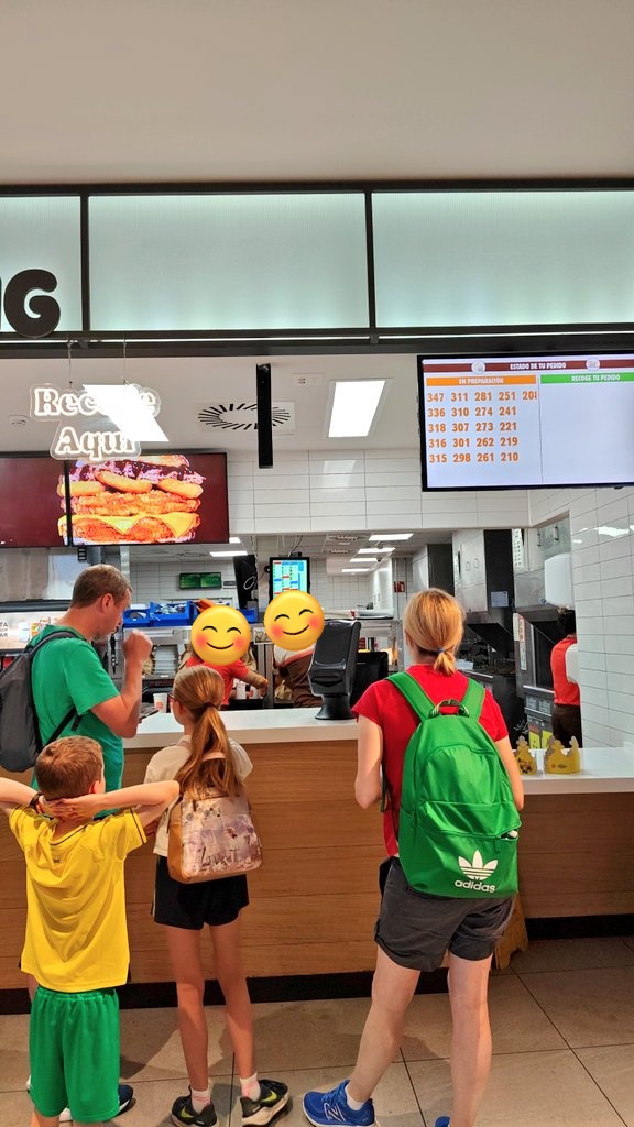 SunPaSupremacy's tweet photo. En el Bk del aeropuerto de Valencia hay 3 personas currando y 53 esperando. Caótico, hasta sabe mal por los currantes. 

Hagan algo @burgerking_es https://t.co/jjsnPXb5HH