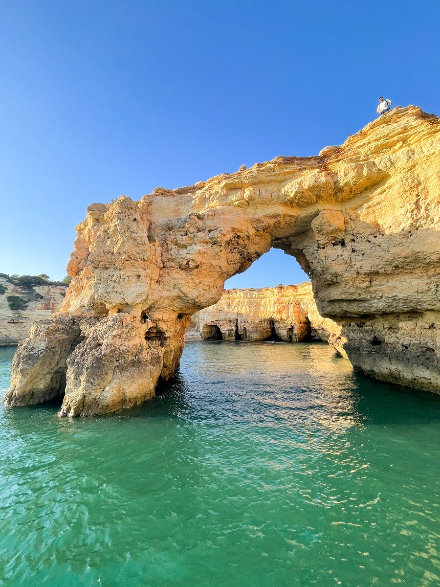 IvyMoonbj's tweet photo. I once encountered the romance of the Atlantic in the Algarve, Portugal, where golden cliffs and azure waters wove together an unforgettable journey. 🌊
Every landscape is a gift left behind by time. ✨

#Algarve #PortugalTravel #TravelMemories https://t.co/tnRS3AQ7vz