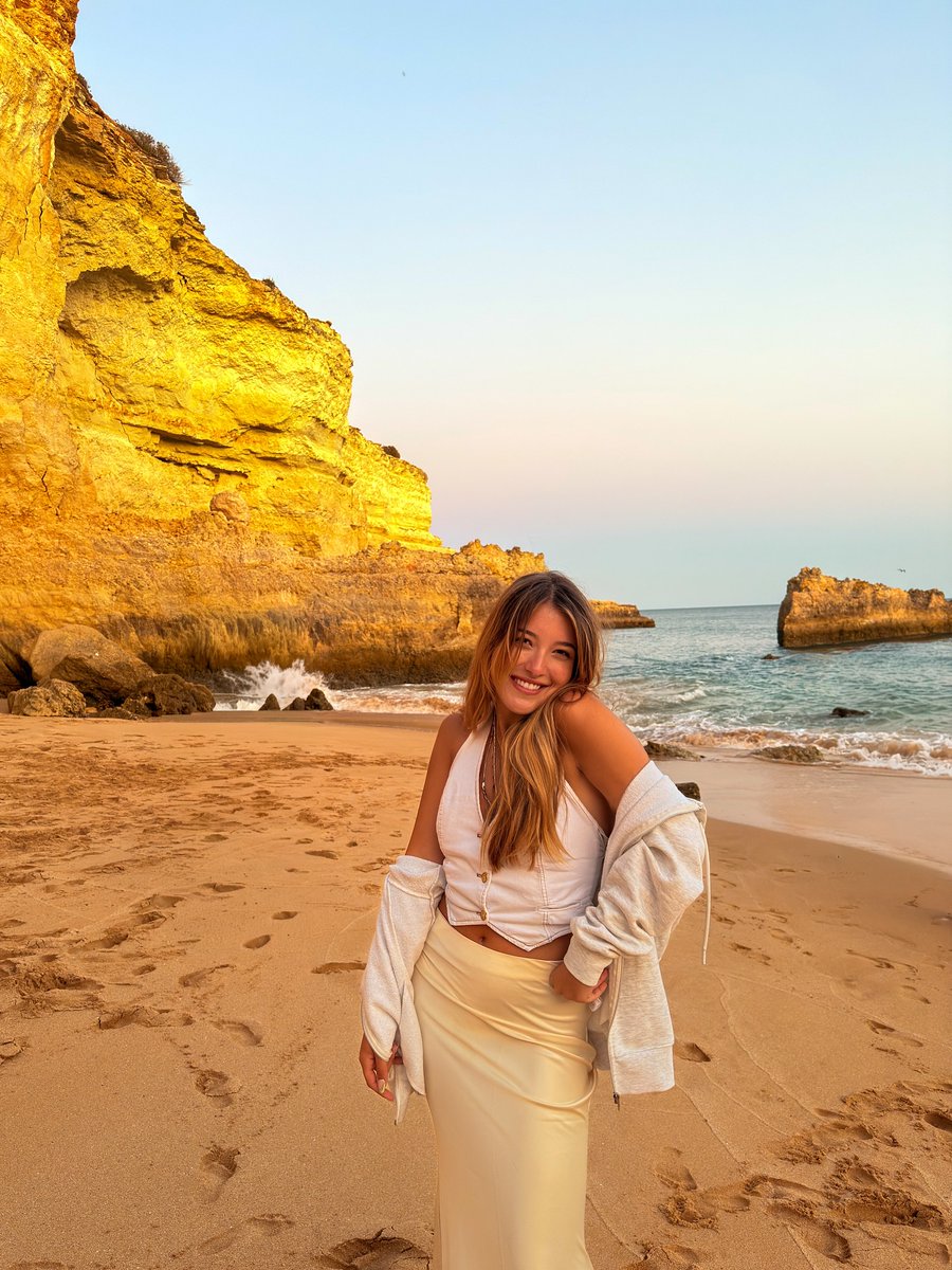 IvyMoonbj's tweet photo. I once encountered the romance of the Atlantic in the Algarve, Portugal, where golden cliffs and azure waters wove together an unforgettable journey. 🌊
Every landscape is a gift left behind by time. ✨

#Algarve #PortugalTravel #TravelMemories https://t.co/tnRS3AQ7vz