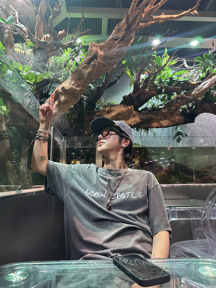 shfly3424's tweet photo. How I Spend My Summer 🐝 @YESUNG_smtown https://t.co/OdGCRrZmhP
