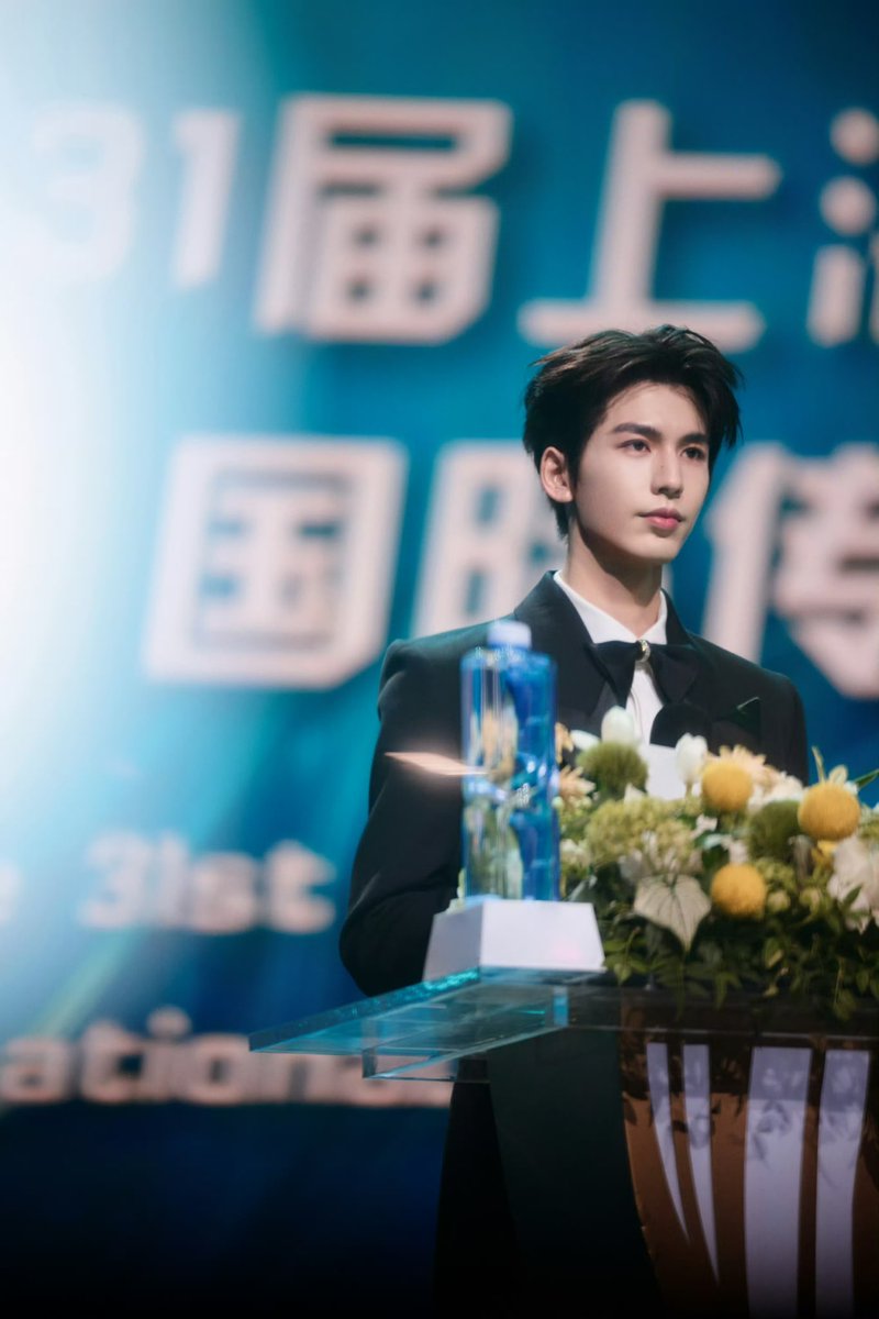 Shouldicareeee's tweet photo. ไม่มีอะไรแค่อยากอวดมาว่าเมนได้เป็นตัวแทนไปกล่าวสุนทรพจน์งานช่องแคบไต้หวันที่หน่วยงานรัฐจัดแล้วก็ได้เป็นทูตเยาวชนประชาสัมพันธ์งานแมกโนเลีย แถมเป็นพิธีกรบนเวทีอีก หลังจากที่สารคดีเฮ่อจบ (แถมหน่วยงานรัฐมาโปรโมทสารคดีให้อีกฉ่ำ) งานหลวงฮีก็ฉ่ำ😉😉 https://t.co/gam8U0xav1