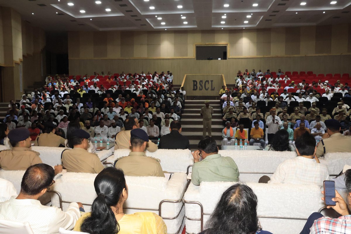 dmbareilly's tweet photo. आज वरिष्ठ पुलिस अधीक्षक के साथ पंडित राधेश्याम कथावाचक स्मृति भवन में श्रावण मास की कांवड़ यात्रा एवं आगामी उर्स-ए-आला हजरत के दृष्टिगत कानून एवं शांति व्यवस्था की समीक्षा बैठक सम्पन्न हुई।

बैठक में संबंधित विभागों को मार्गों की मरम्मत, साफ-सफाई, विद्युत एवं यातायात व्यवस्थाओं सहित सभी आवश्यक तैयारियां समयबद्ध रूप से पूर्ण करने के निर्देश दिए गए। साथ ही आयोजकों एवं नागरिकों से परंपरागत स्वरूप में आयोजन, आपसी सौहार्द बनाए रखने, अफवाहों से बचने तथा सुरक्षा मानकों का पूर्ण पालन सुनिश्चित करने का आह्वान किया गया, जिससे दोनों आयोजन शांतिपूर्ण एवं सकुशल सम्पन्न हो सकें।