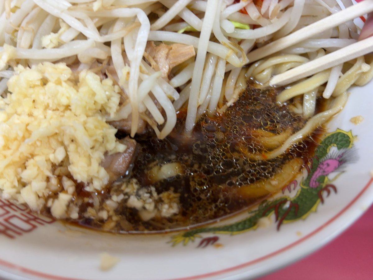 jirolianriku's tweet photo. ラーメン二郎千住大橋駅前店
小ラーメン850円＋生卵50円
油少なめニンニクラー油
灼熱の中20分待ち
めっちゃしょっぱくて最高
映えるわー https://t.co/vKmokooqDA