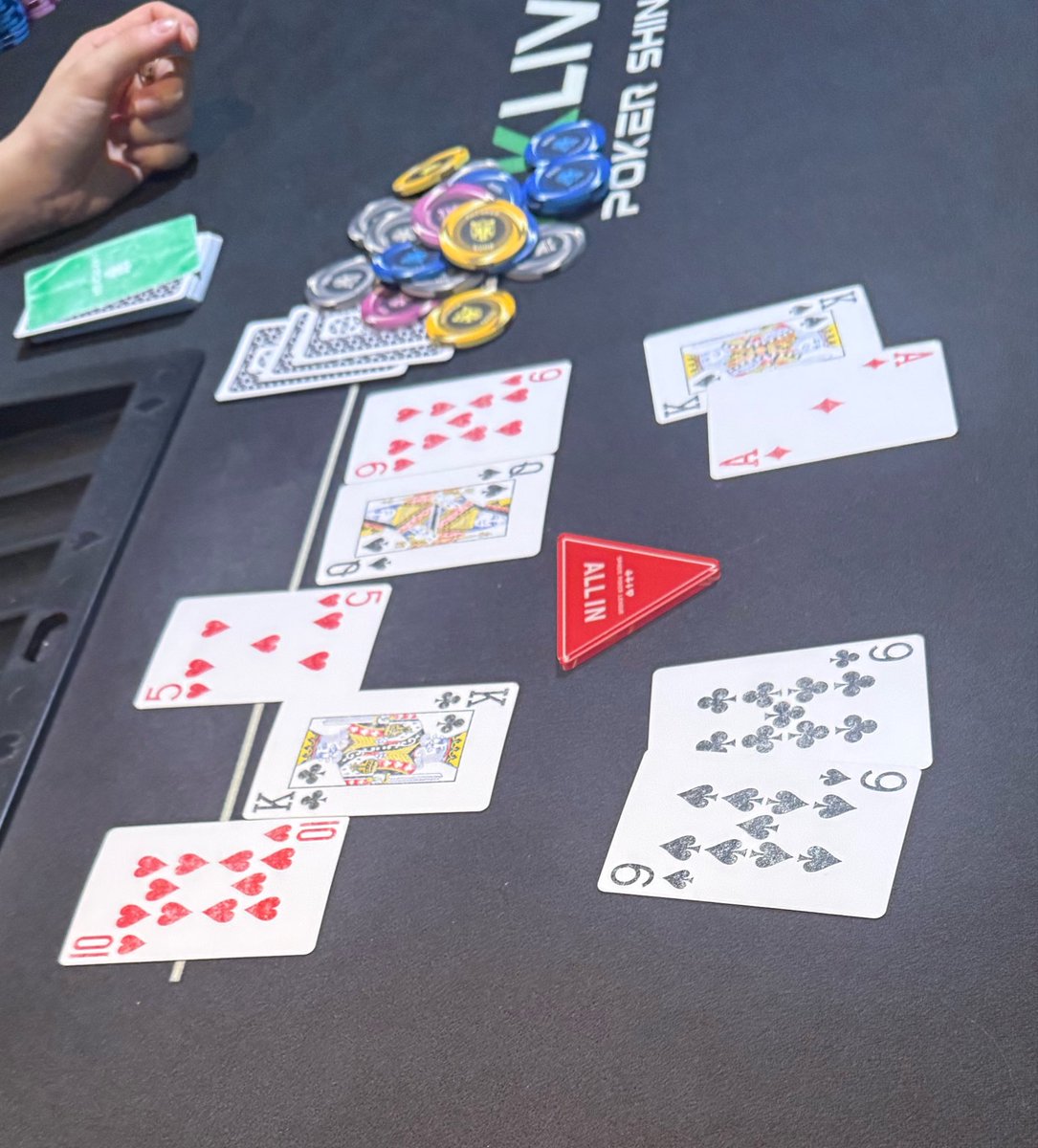rondarond's tweet photo. ポ。
トナメ出るも超具合悪くミス連発。
唯一よかったハンドは99。3betされコール。フロップでセット。相手のベットに（お腹痛い…バリュー取れるか…）とか考えながらコール。長考が弱そうに見えたのかターンでK、相手オールイン。お腹痛いけどコール。倍アップ。でもそこからどんどん落ちて飛び。 https://t.co/AmP4ZEKMjs
