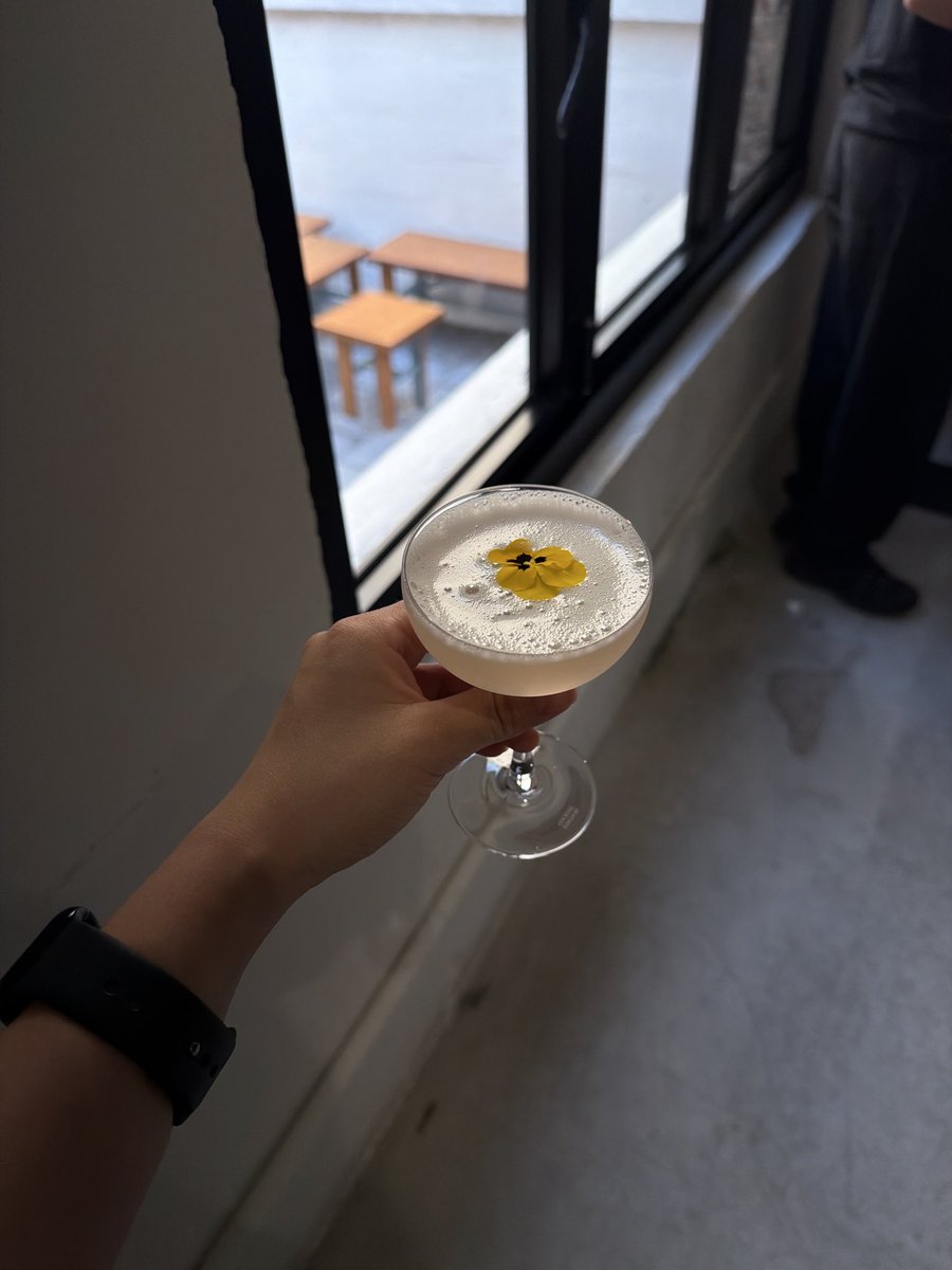 Sodhmf's tweet photo. nice drinks and food in ICML event @altosvc @AfterQuery https://t.co/YVJM8bXc7j
