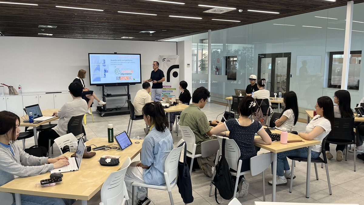 Fundacion_UVa's tweet photo. ￼ 🇰🇷 🚀  Hoy en el Learning Journey UVa hablamos sobre emprendimiento con una sesión sobre las oportunidades que ofrece el ecosistema emprendedor de la UVa y un taller sobre generación de ideas.

🤝 Convenio entre nuestra institución y @AyuntamientoVLL a través de @ideva_agencia https://t.co/YYiMoVlh5m