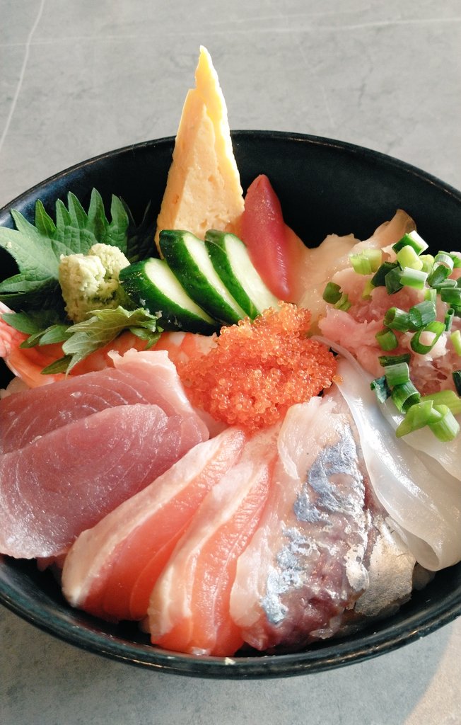ebiyukie's tweet photo. 友人と合流し、お昼は奮発して糸ｰitoｰの海鮮丼🦐🐟️🍚 https://t.co/0ITzQoB49j