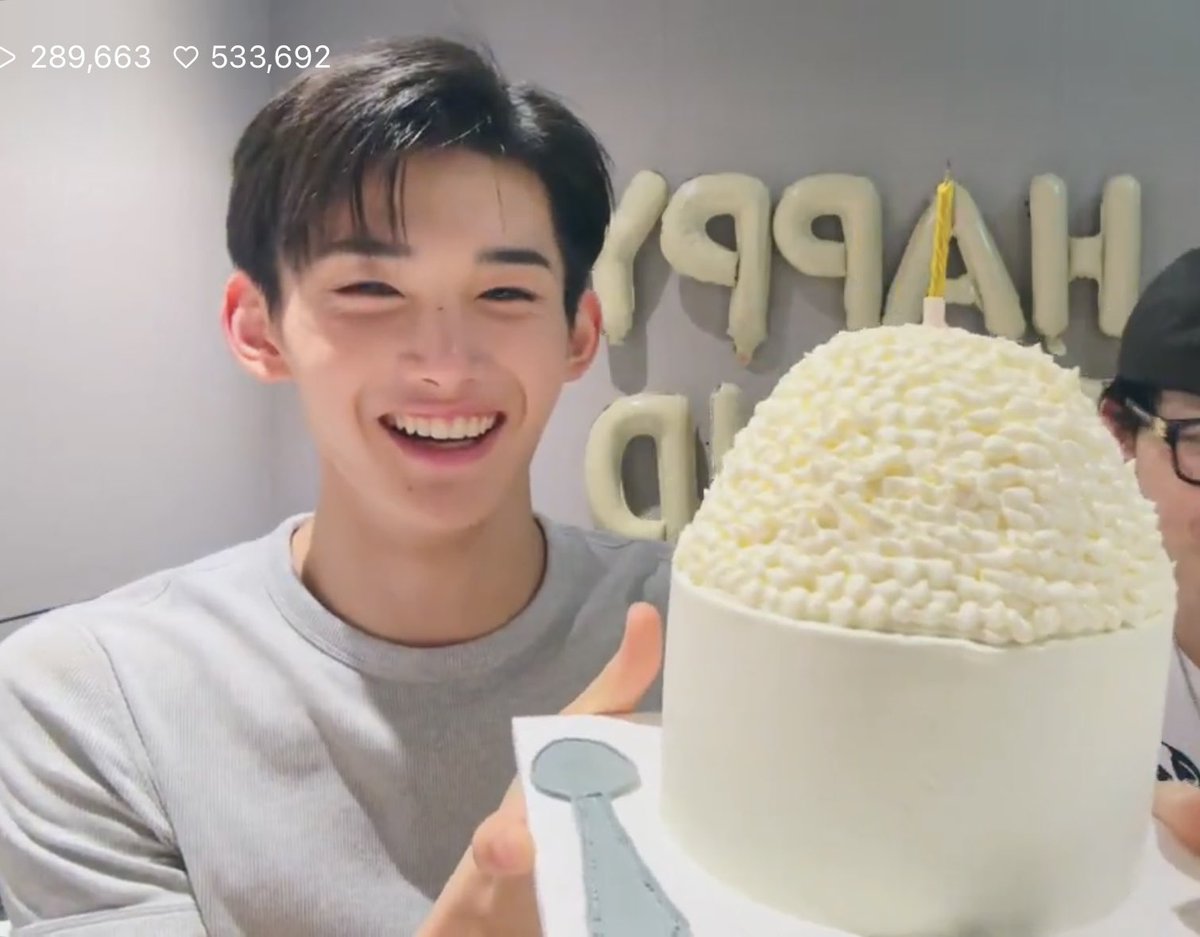 jokithes's tweet photo. the difference between jo’s and nico’s impressions of that huge ass rice cake 😭 https://t.co/vc2tunVfW3