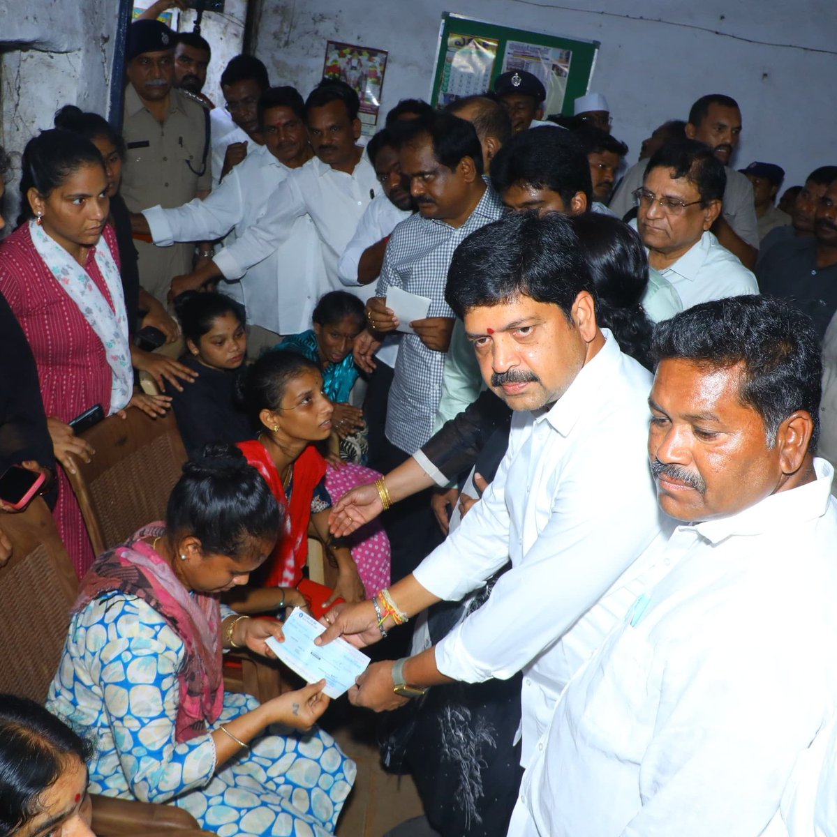 TdpBestha's tweet photo. గల్లంతైన మత్స్యకార కుటుంబాలను పరామర్శించిన మంత్రి కొల్లు, ఆఫ్కాఫ్ ఛైర్మెన్ యాటగిరి సీఎం చంద్రబాబు ఆదేశాలతో ఒక్కో కుటుంబానికి రూ.10 లక్షల చెక్కు అందజేత బాధిత కుటుంబాలకు ప్రభుత్వం నుంచి అండగా ఉంటామని కొల్లు రవీంద్ర భరోసా ఇచ్చారు. https://t.co/25Jc0BBHRj