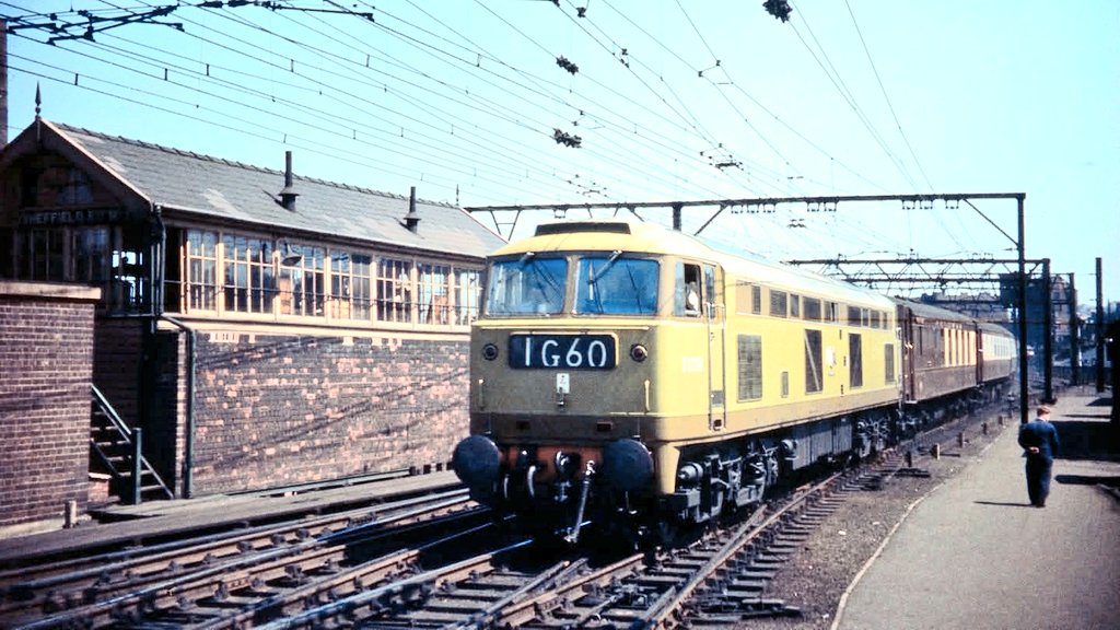 WoodheadRoute's tweet photo. BR single-prototype Brush Type 4 ( Class 53 ) Co-Co, D0280 'Falcon', built in 1961, approaches Sheffield Victoria from the east, in charge of the 1G60 'The Sheffield Pullman' from Kings Cross. 

 The loco' was scrapped at Cashmore's yard in 1976.

©DonGill https://t.co/XtbEqIiUKQ