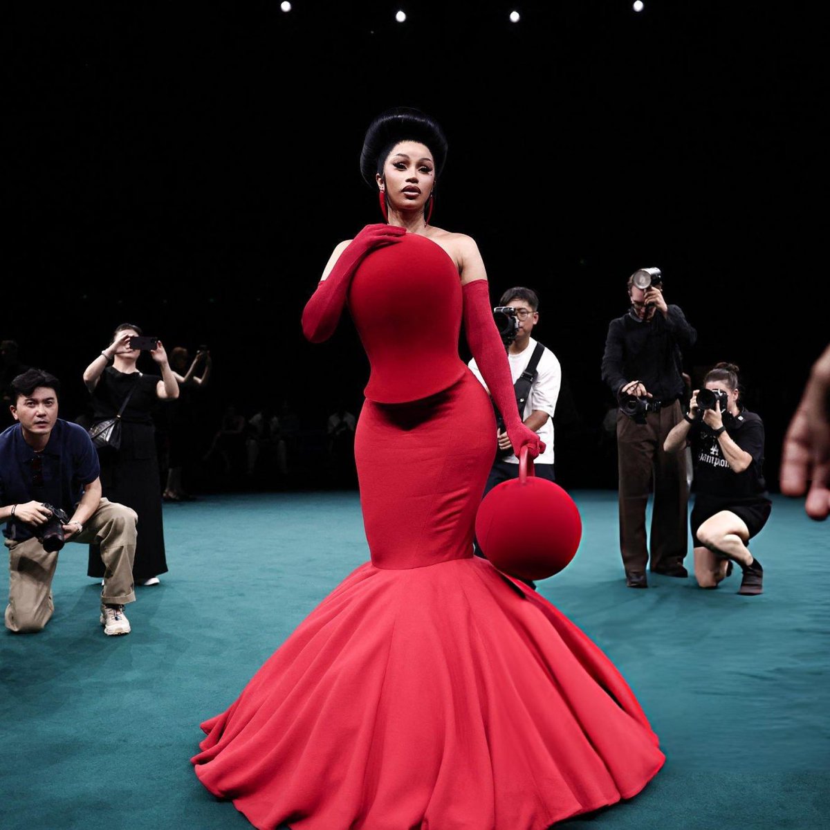 popbackupp's tweet photo. cardi b at the robert wun haute couture fw'27 show https://t.co/doD4ntPAPT