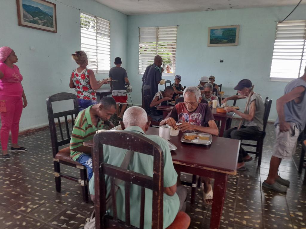 Yusdania_NP's tweet photo. Recorrido por las áreas de los hogares de anciano, intercambio con trabajadores de servicios y de salud #GuantánamoNoSeDetiene https://t.co/9Lq4v0zAsz