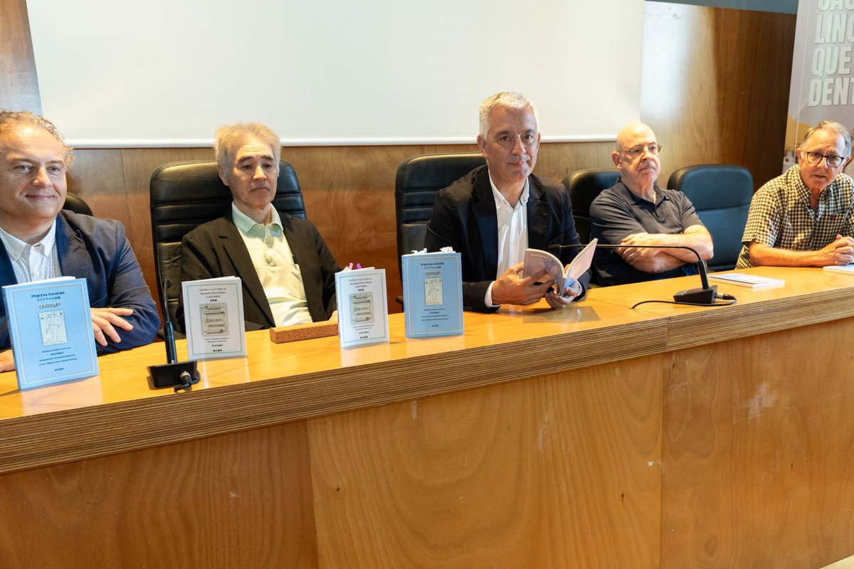 SXPL's tweet photo. 🔵 Valentín García agradeceu ao profesor e tradutor Takekazu Asaka “as dúas novas contribucións á proxección exterior da literatura escrita en galego, que seguen fortalecendo a ponte que desde hai 40 anos comunica a terra do Sol Nacente con Galicia, grazas á rigorosidade e xenerosidade de Takekazu Asaka”.

📘📚🇯🇵 O secretario xeral da Lingua presentou a canda o coñecido embaixador do galego no Xapón as dúas novas edicións bilingües galego-xaponés “Castelao. Pequena escolma” e “Heraclio Pérez Placer. Cantares”

👉 https://t.co/0dqWLEbUkF