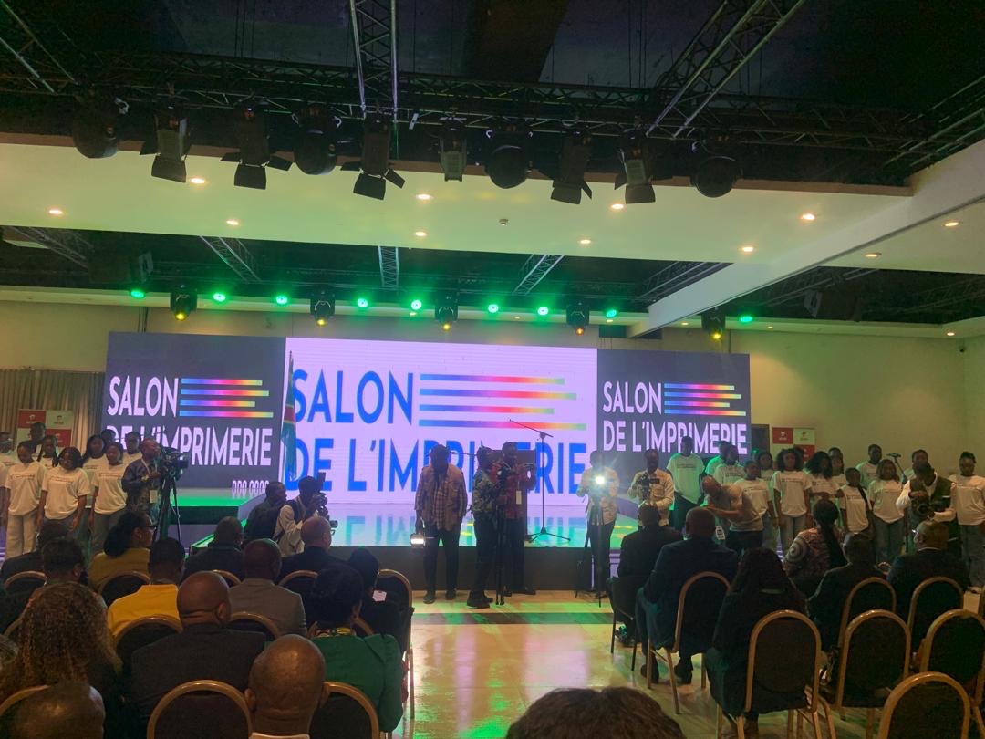 acprdcongo's tweet photo. #RDC: la création d’un centre d’excellence de formation au métier de l’imprimerie,  a été préconisée à l’ouverture mercredi à Kinshasa, capitale de la République démocratique du Congo (RDC) de la deuxième édition du " Salon de l’imprimerie RDC 2026", afin de former une génération des techniciens et entrepreneurs pour l’industrialisation nationale.

« Je souhaite voir naître un centre d'excellence de formation au métier de l'imprimerie, répondant aux normes internationales, équipé de technologies modernes et capable de former une nouvelle génération des techniciens et d'entrepreneurs qui contribueront à l'industrialisation de notre pays » , a déclaré Sandra Nzolantima, promotrice du salon de l’imprimerie 

« Durant ces quatre jours des conférences,
des panels, des rencontres, des démonstrations technologiques et des expositions permettront aux différents acteurs d'échanger leurs expériences, de créer des partenaires et d'identifier des solutions concrètes pour accélérer le développement de notre industrie », a-t-elle ajouté.
Programmé du 8 au 11 juillet, cette activité porte sur le thème : << Imprimer autrement :innover,produire, proteger>>.