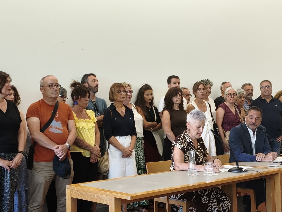 labirakaskuntza's tweet photo. 🔴 USaPeko irakasle zuzentzaileekin elkartasunez 12.000 sinaduratik gora bildu dituzte.
 
EHUko irakasle eta ikerlariek emandako prentsaurrekoan izan da LAB, babesa adierazten. 

📢 Errespetua hezkuntza-sistema publikoari, errespetua EHUri!

🔗 https://t.co/q0Ch7JwrmU https://t.co/MBc8vPSPeB