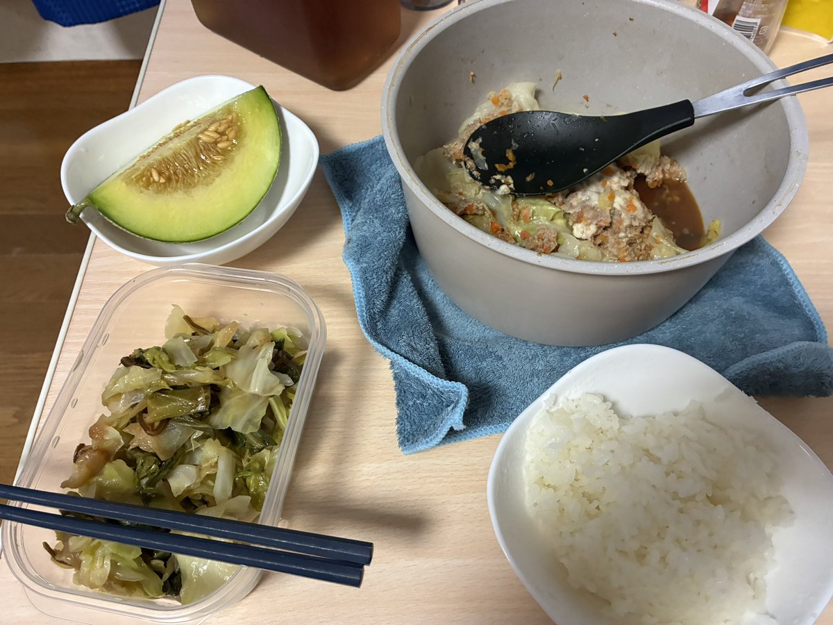 SUTERIA6's tweet photo. 夜ご飯は
てへぺろールキャベツ
塩昆布サラダ
メロン https://t.co/TZbDUOSjSN