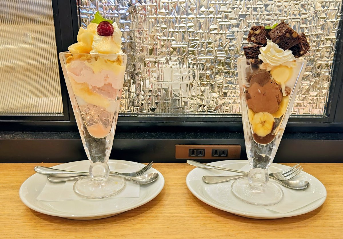 yu1chaska's tweet photo. デニーズに「まっぷたつ」になったパフェが😳
どちらも丁度いい量で食べやすい😋

横から見るとクリームや桃が落ちそうになってる💦
#デニーズ
#まっぷたつパフェ https://t.co/v3r9UTegaW