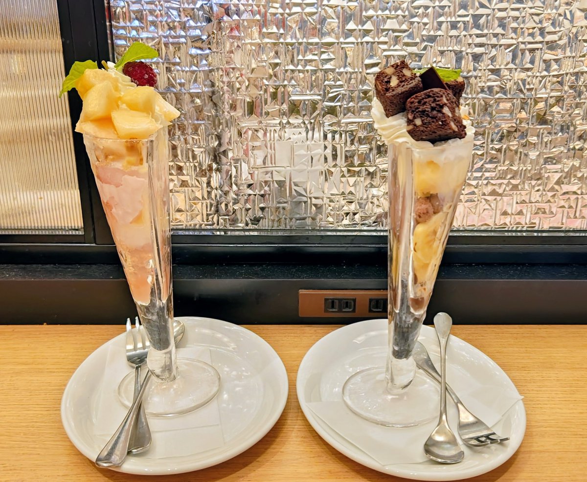 yu1chaska's tweet photo. デニーズに「まっぷたつ」になったパフェが😳
どちらも丁度いい量で食べやすい😋

横から見るとクリームや桃が落ちそうになってる💦
#デニーズ
#まっぷたつパフェ https://t.co/v3r9UTegaW