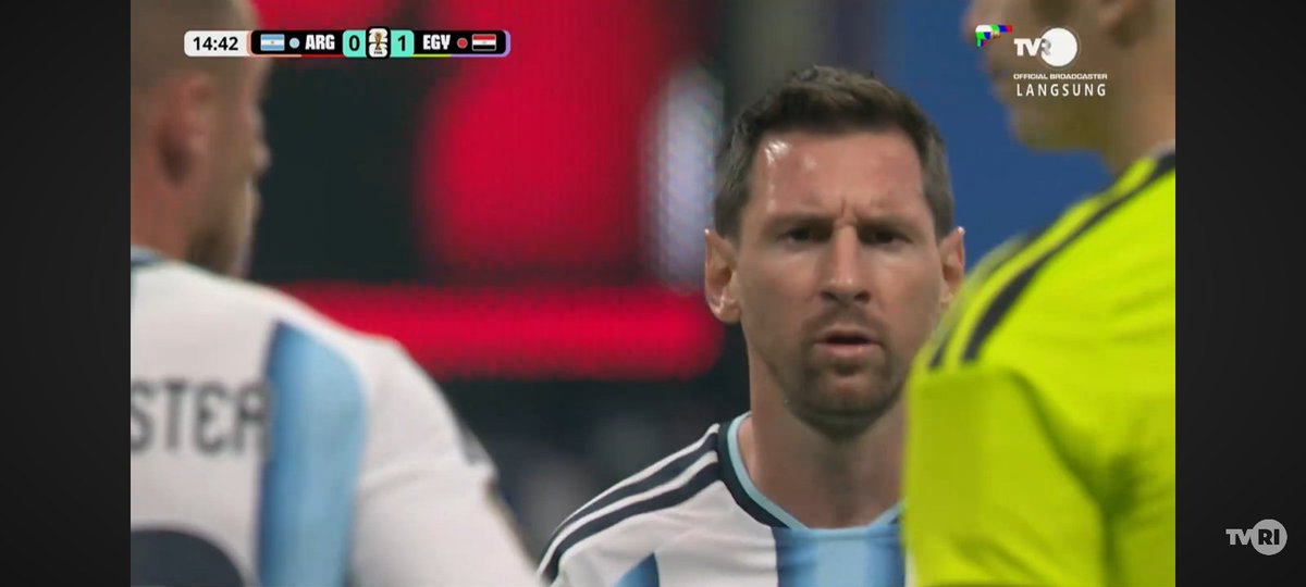 d_alienz's tweet photo. @panca66 Coba lihat gimana gestur Messi saat berhadapan dengan wasit pasca gol peetama mesir, messi kirim pesan apa ke wasit ?
Yg punya potongan videonya sjlakan di spil biar lebih jelas https://t.co/y8h6fYltts
