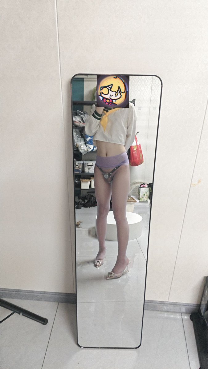 SherlockDurrell's tweet photo. 注意防范台风巴威哦~ #男娘 #足控 https://t.co/pGq5OBWTQO