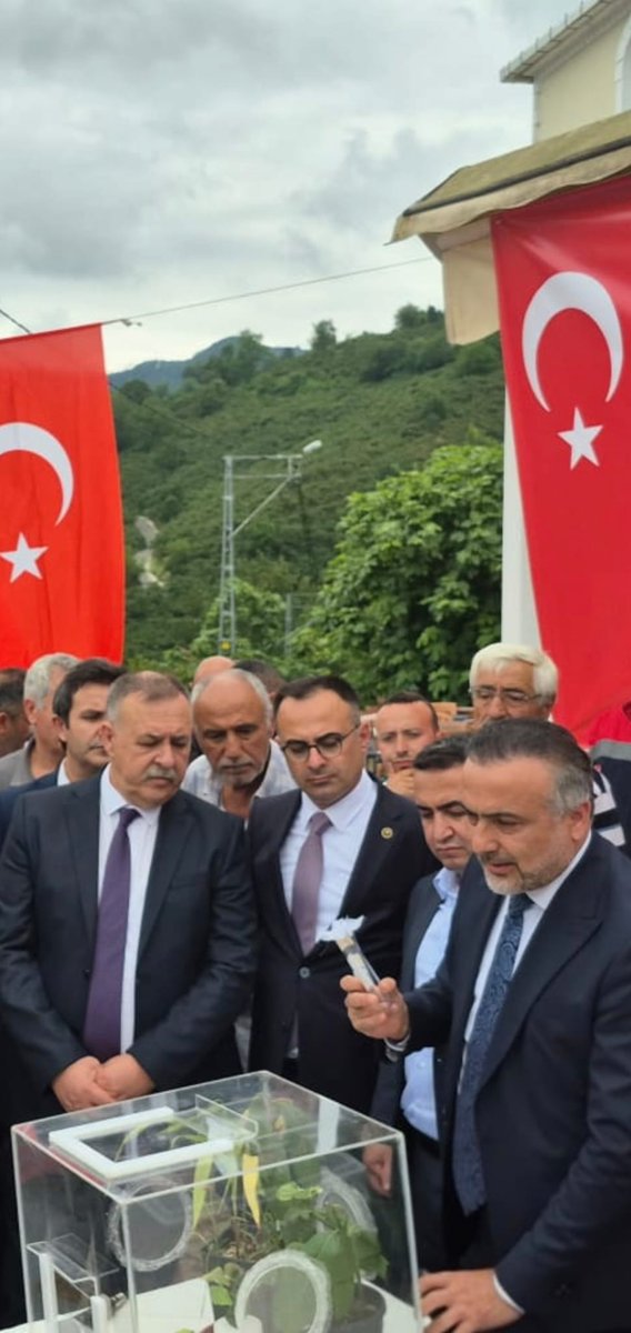 Trabzontarimil's tweet photo. Kahverengi kokarca ile biyolojik mücadele çalışmaları kapsamında gıda kontrol genel müdürümüz Dr Ersin Dilber'in katılımıyla Giresun ili Tirebolu ilçesi Karademir köyünde gerçekleştirilen Samuray arısı Salım programına il müdürümüz sayın İsa Kaplan katılım sağlamıştır. @TCTarim https://t.co/xlu7luidly