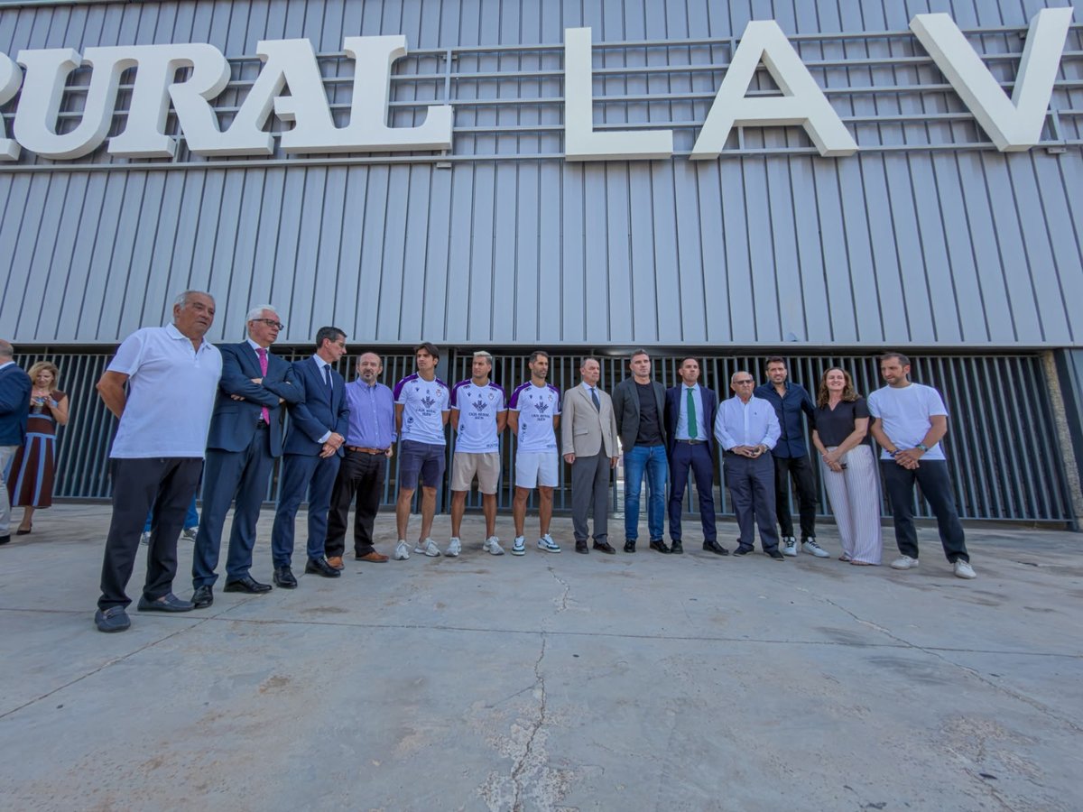 RealJaenCF's tweet photo. Hoy hemos vivido un día muy especial para nuestro club

Por un lado, ha tenido lugar la presentación oficial del nuevo nombre de nuestro estadio, marcando el inicio de una nueva etapa

Además, hemos desvelado la primera equipación para la temporada 26/27, que estará disponible a la venta este viernes en nuestras tiendas oficiales

Historia, identidad y futuro… seguimos creciendo juntos

#RealJaen2627 #EstadioCajaRuralLaVictoria #Equipación