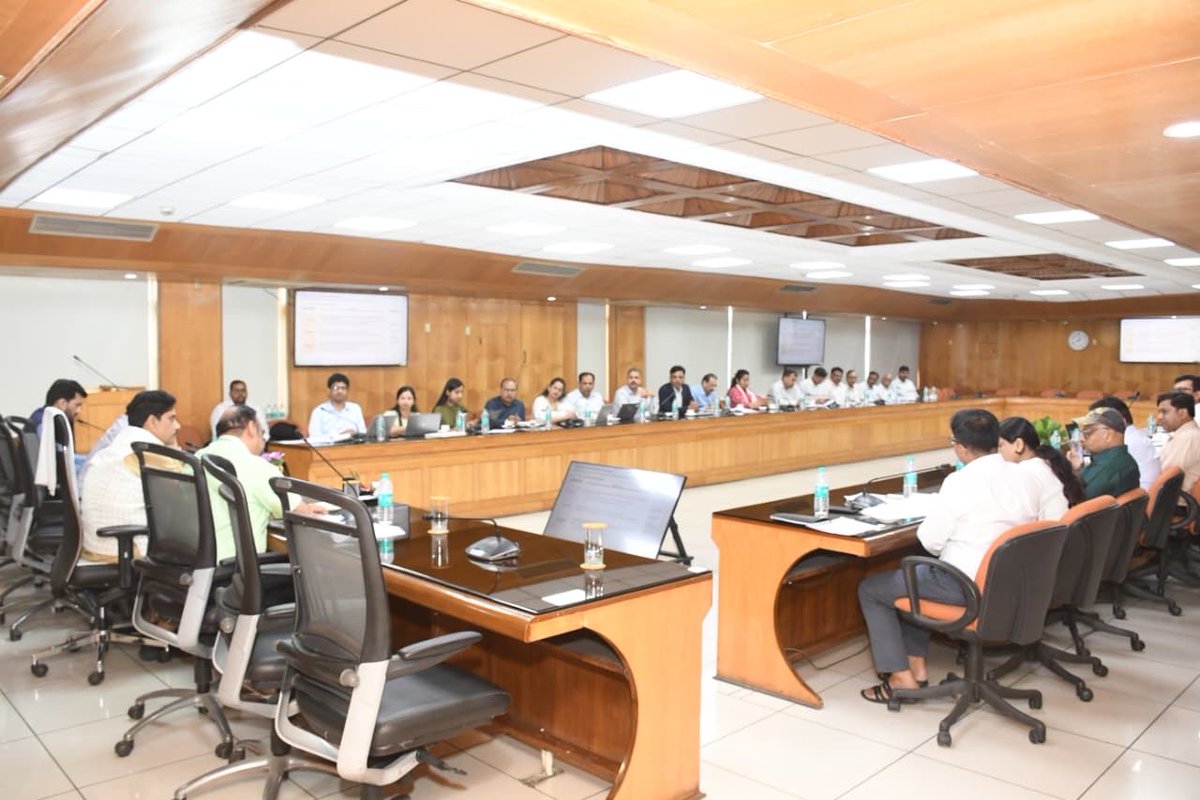 UPLC_Official's tweet photo. Shri Sunil Kumar Sharma, Cabinet Minister, IT &amp; Electronics, GoUP, reviewed key initiatives driving innovation, digital infrastructure and startup growth to accelerate UP’s journey towards a $1 Trillion Economy.
@sunilsharmamla @74_alok @HimanshuK_IAS @_InvestUP @UPGovt @dite_up https://t.co/VVKByOZUnZ