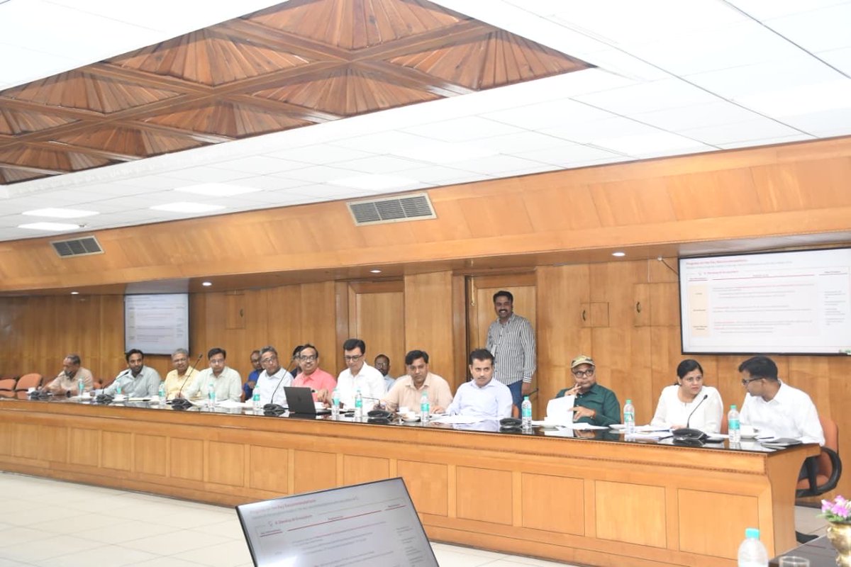 UPLC_Official's tweet photo. Shri Sunil Kumar Sharma, Cabinet Minister, IT &amp; Electronics, GoUP, reviewed key initiatives driving innovation, digital infrastructure and startup growth to accelerate UP’s journey towards a $1 Trillion Economy.
@sunilsharmamla @74_alok @HimanshuK_IAS @_InvestUP @UPGovt @dite_up https://t.co/VVKByOZUnZ