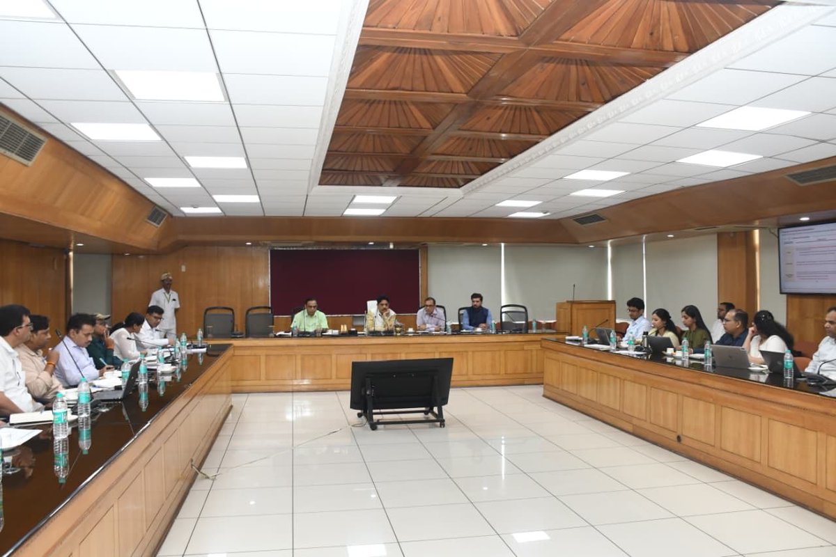 UPLC_Official's tweet photo. Shri Sunil Kumar Sharma, Cabinet Minister, IT &amp; Electronics, GoUP, reviewed key initiatives driving innovation, digital infrastructure and startup growth to accelerate UP’s journey towards a $1 Trillion Economy.
@sunilsharmamla @74_alok @HimanshuK_IAS @_InvestUP @UPGovt @dite_up https://t.co/VVKByOZUnZ