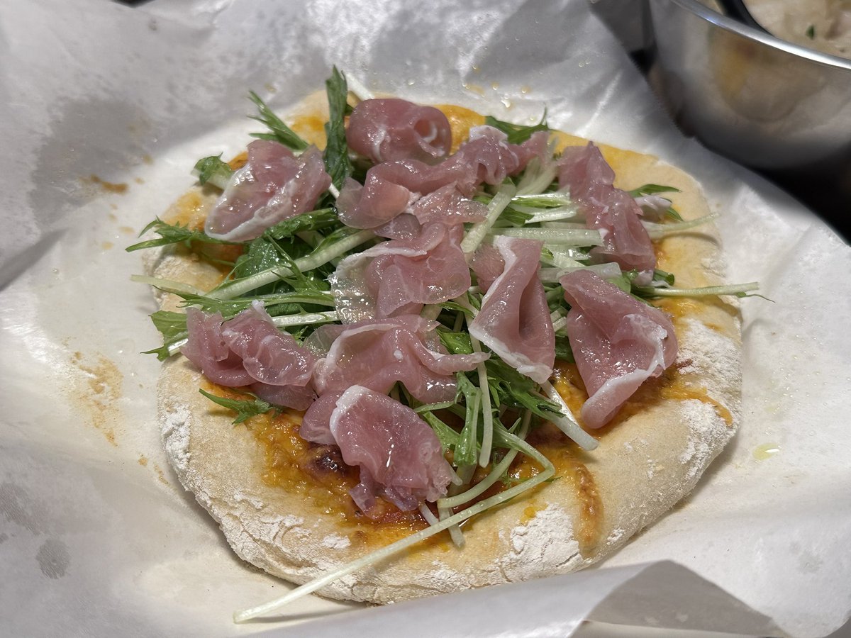 RYOURIHIGEMOAI8's tweet photo. ピザ初めて焼きました🍕
楽しいですね！家で盛り付けはやってたんですけど記事から作るのはパン作る容量と同じで楽しめました！
あと、自画自賛できるくらいには美味しかったです😋
#髭モア飯 https://t.co/mYopnwSFMd