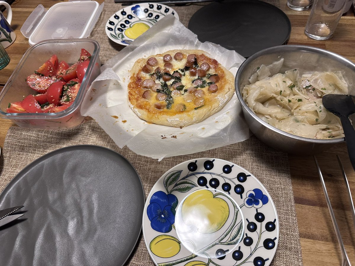 RYOURIHIGEMOAI8's tweet photo. ピザ初めて焼きました🍕
楽しいですね！家で盛り付けはやってたんですけど記事から作るのはパン作る容量と同じで楽しめました！
あと、自画自賛できるくらいには美味しかったです😋
#髭モア飯 https://t.co/mYopnwSFMd