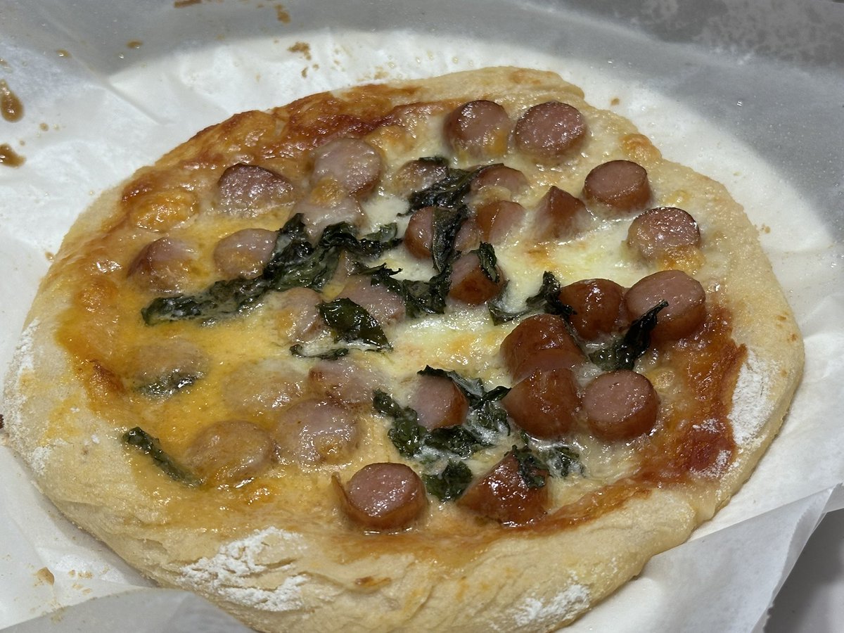 RYOURIHIGEMOAI8's tweet photo. ピザ初めて焼きました🍕
楽しいですね！家で盛り付けはやってたんですけど記事から作るのはパン作る容量と同じで楽しめました！
あと、自画自賛できるくらいには美味しかったです😋
#髭モア飯 https://t.co/mYopnwSFMd