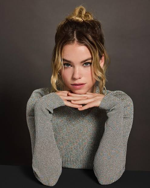 DCLegacy_'s tweet photo. « J’aime aussi le fait que le film ne tourne ni autour d’une histoire d’amour, ni de la validation des hommes. J’espère qu’il montrera ce que peut être une héroïne moderne, autant pour les jeunes filles que pour les jeunes garçons. J’aimerais que les petits garçons se disent : “Je veux être aussi fort qu’elle. Ma sœur est aussi cool qu’elle.” Je veux qu’ils puissent se reconnaître en elle, mais aussi voir la force des femmes qui les entourent. »

— Milly Alcock sur ‘SUPERGIRL’