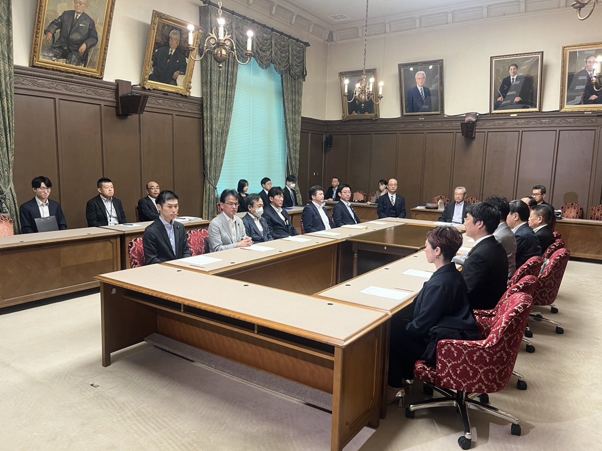 fumiyo_fukuoka's tweet photo. ツイデモ中ですが、今日開催されたいつも完全封鎖で議事録もない幹事懇談会の話を今から15分くらいライブ配信して主権者に全てお話しします。

https://t.co/3rEhSohAd9

#憲法改正手続き法案に抗議します
#参議院憲法審査会を開かせるな https://t.co/nTtZA2mAZL
