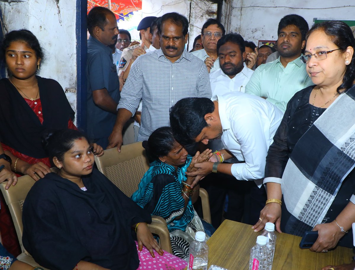 TdpBestha's tweet photo. గల్లంతైన మత్స్యకార కుటుంబాలను పరామర్శించిన మంత్రి కొల్లు, ఆఫ్కాఫ్ ఛైర్మెన్ యాటగిరి సీఎం చంద్రబాబు ఆదేశాలతో ఒక్కో కుటుంబానికి రూ.10 లక్షల చెక్కు అందజేత బాధిత కుటుంబాలకు ప్రభుత్వం నుంచి అండగా ఉంటామని కొల్లు రవీంద్ర భరోసా ఇచ్చారు. https://t.co/25Jc0BBHRj