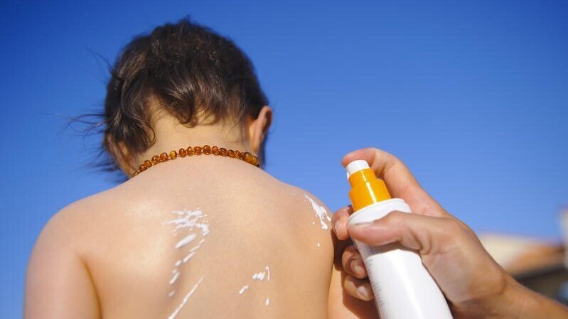 humanite_fr's tweet photo. Au moins 9 crèmes solaires sur 10 vendues sur Temu, Shein ou AliExpress sont inutiles voire dangereuses, alerte Que Choisir Ensemble 

➡️ https://t.co/ehCqmpofTt https://t.co/sEGwNTj879