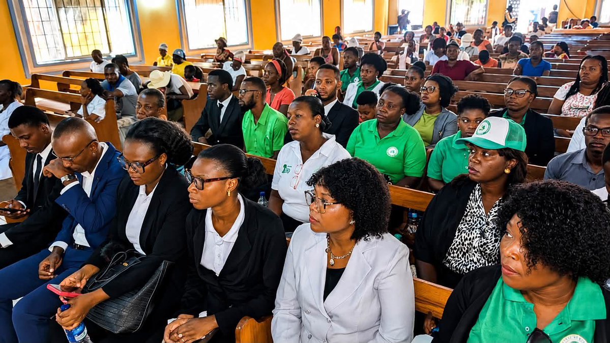claudejoseph03's tweet photo. Komite Direktè Depatmantal pati politik EDE nan Nò te make senkyèm anivèsè asasina ansyen Prezidan Jovenel Moïse, madi 7 jiyè 2026, atravè yon mès requiem ki te chante nan legliz Notre-Dame du Rosaire de Fatima, nan vil Okap.

Plizyè responsab, manm ak senpatizan pati a, ansanm ak lòt envite, te patisipe nan seremoni relijye sa a pou rann yon omaj senbolik bay ansyen Chèf Leta a. Pandan mès la, patisipan yo te priye pou repo nanm Jovenel Moïse epi yo te envite tout moun pou kontinye sonje eritaj li ak reflechi sou sitiyasyon peyi a senk ane apre asasina li.